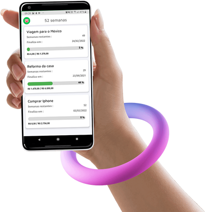Mão segurando celular com app 52 Semanas para economizar